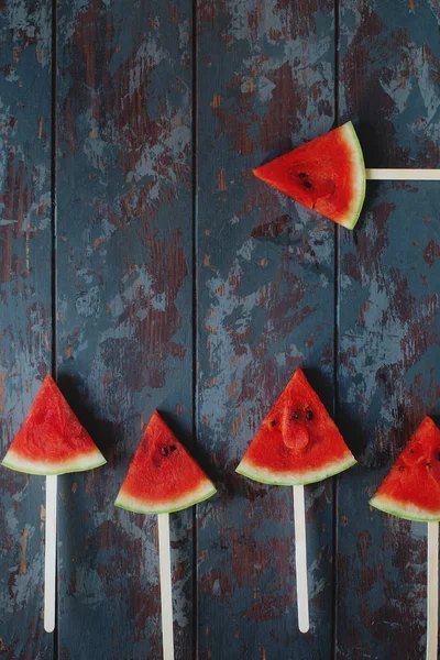 Sandía Orgánica Fresca Rebanada Paletas Sobre Fondo Madera Rústico Oscuro —  Fotos de Stock