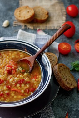 Organik kırmızı mercimek, sebze, fesleğen, sarımsak ve siyah ekmek lezzetli ev yapımı çorba 