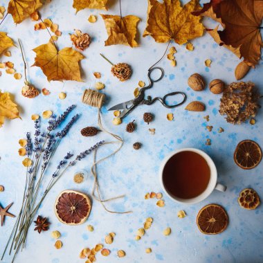 Rahat sonbahar sabahı ile çay, dekoratif lavanta, portakal kuru ve açık mavi renkli sonbahar yaprakları