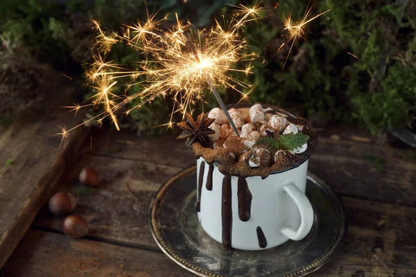 Sıcak çikolata veya kakao marshmallows, Kuru portakal, şeker ve tarçın, Noel ve yeni yıl dekorasyon, cozy kış sabahı, seçici odak ile