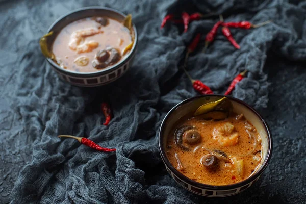 Νόστιμο Ασιατική Σούπα Tom Yam Μικρό Μπολ Καυτερή Πιπεριά Γαρίδες — Φωτογραφία Αρχείου
