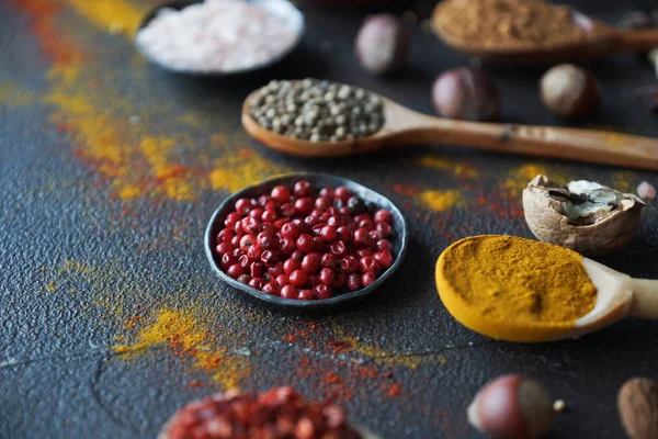 Indiai Fűszerek Fakanál Gyógynövények Dió Sötét Asztal Színes Olasz Fűszerek — Stock Fotó
