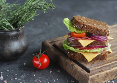 ekmek, domates, sosis, soğan ve marul üzerine bir ahşap masa ve koyu arka plan, seçici odak lezzetli sandviç yaptım