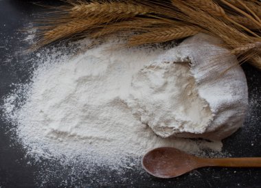 çuval bezi çanta, tahta kaşık ve kulakları buğday, seçici odak buğday unu