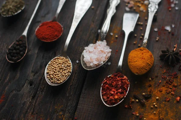 Indiai Fűszerek Fakanál Gyógynövények Dió Sötét Asztal Színes Olasz Fűszerek — Stock Fotó