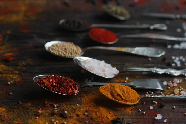 Olika Indiska Kryddor Träslevar Örter Och Nötter Mörka Stenbord Färgglada — Stockfoto