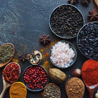 Çeşitli ahşap Hint baharat ve gümüş kaşık ve metal kâse