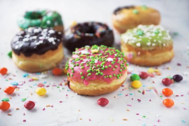 fincan kahve ve mavi ahşap zemin üzerine lezzetli börekler