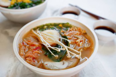 Erişte ve yosun ile Asya çorbası