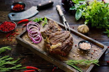 ızgara domuz biftek sebze ve Yeşiller ile ahşap tahta üzerinde Kapat