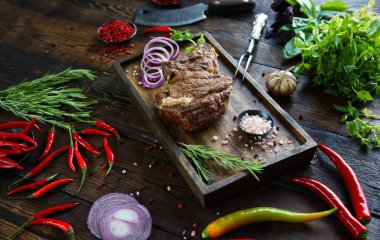 ızgara domuz biftek sebze ve Yeşiller ile ahşap tahta üzerinde Kapat