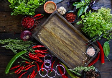 Ahşap tahta sebze ve yeşillik çevrili 