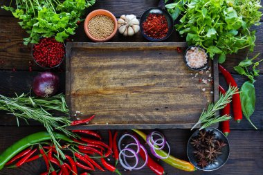 Ahşap tahta sebze ve yeşillik çevrili 