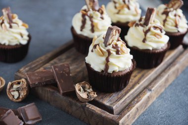 Vanilyalı krema ve karamel ile çikolata cupcakes 