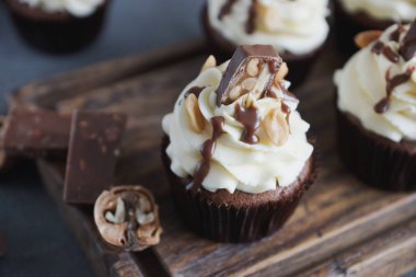Vanilyalı krema ve karamel ile çikolata cupcakes 