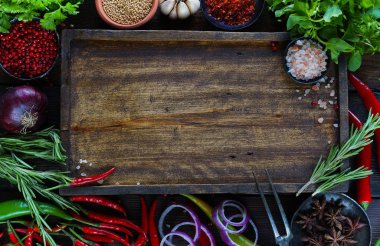 Ahşap tahta sebze ve yeşillik çevrili 