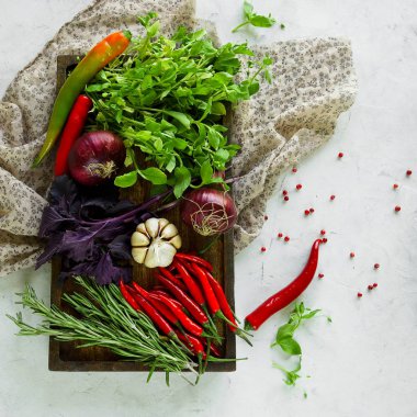 Yeşiller ve sebze ahşap tahta üzerinde