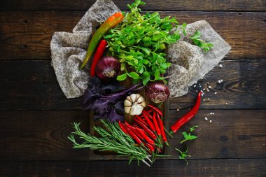 Yeşiller ve sebze ahşap tahta üzerinde