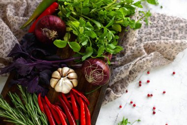 Yeşiller ve sebze ahşap tahta üzerinde