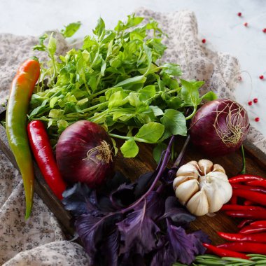 Yeşiller ve sebze ahşap tahta üzerinde