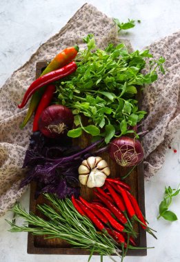 Yeşiller ve sebze ahşap tahta üzerinde