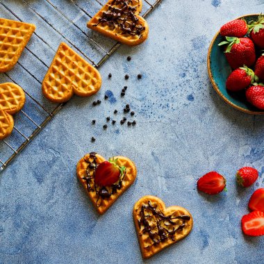 çilek ve çikolata Tepesi üzerinde mavi arka plan ile gözleme