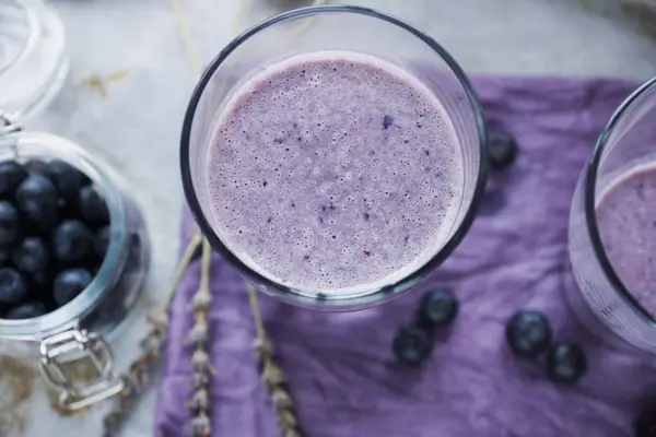 ahşap arka plan üzerinde bardaklarda Blueberry smoothie