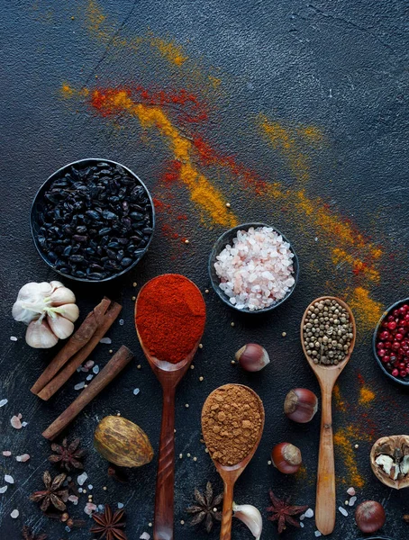 Különböző Indiai Fűszerek Silver Kanalak Fém Tálak — Stock Fotó