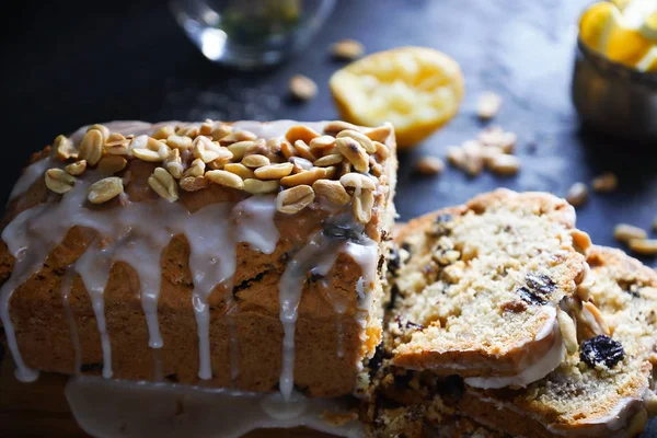 Gâteau Maison Tranché Aux Raisins Secs Aux Noix — Photo