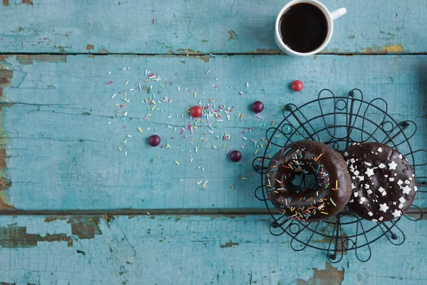 fincan kahve ve mavi ahşap zemin üzerine lezzetli börekler