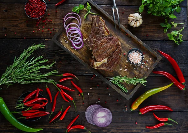 Nahaufnahme Von Gegrillten Schweinesteaks Auf Holzbrett Mit Gemüse Und Gemüse — Stockfoto