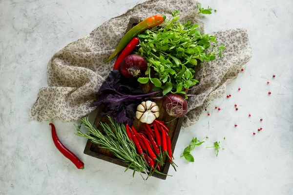 Yeşiller ve sebze ahşap tahta üzerinde