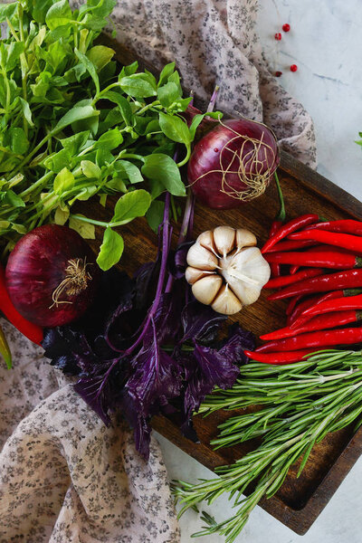 зелени и овощи на деревянной доске
