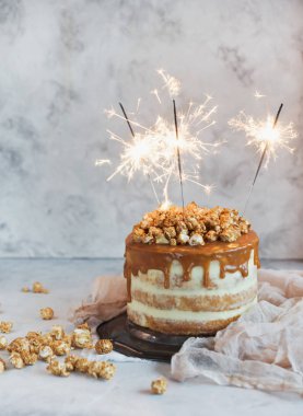 karamel, tatlı patlamış mısır ve havai fişekleri ile ev yapımı kek yakın çekim