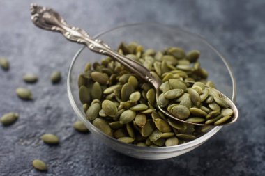 mermer zemin üzerine kase kabak çekirdeği