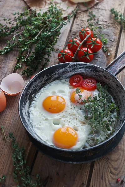 Stekt Ägg Pannan Med Rosmarin Och Körsbärstomater — Stockfoto