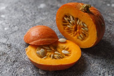 Kabak Koyu taş masanın üzerine dilimlenmiş taze organik