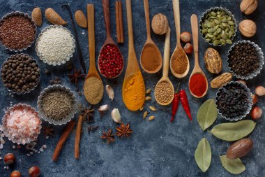 Tahta kaşık ve metal kâse çeşitli Hint baharat