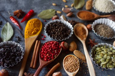 Tahta kaşık ve metal kâse çeşitli Hint baharat