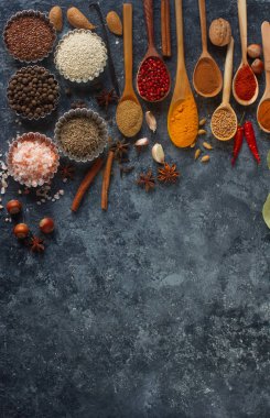 Tahta kaşık ve metal kâse çeşitli Hint baharat