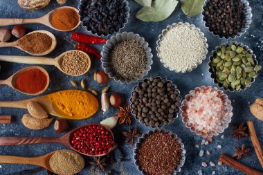 Tahta kaşık ve metal kâse çeşitli Hint baharat