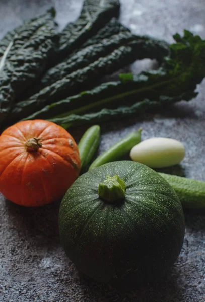 Frische Bio Kürbisse Gurken Und Kohlblätter Auf Dunklem Steintisch — Stockfoto