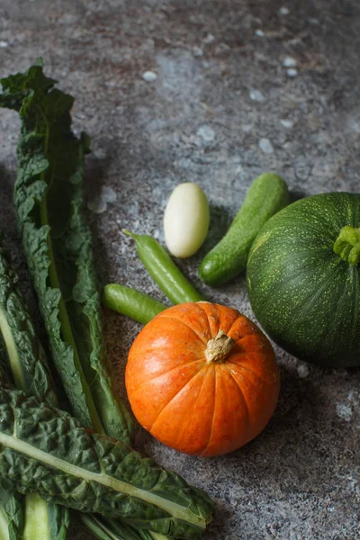 Frische Bio Kürbisse Gurken Und Kohlblätter Auf Dunklem Steintisch — Stockfoto