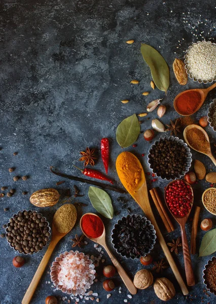 Tahta kaşık ve metal kâse çeşitli Hint baharat