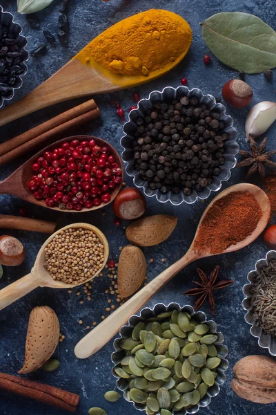 Tahta kaşık ve metal kâse çeşitli Hint baharat