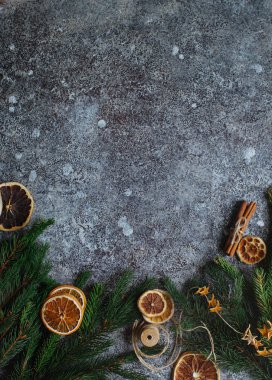 Noel ve yeni yıl arka plan Kuru portakal, tarçın yat ve köknar şubeleri