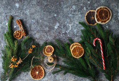 Noel ve yeni yıl düz lay, Kuru portakal, tarçın, şeker ve çam dalları