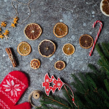Noel düz Kuru portakal, tarçın, çam dalları ve eldiven yatıyordu