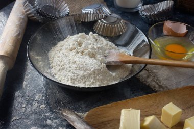 Fırın malzemeleri ve dağınık masa formlarında cupcake