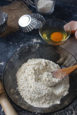 Fırın malzemeleri ve dağınık masa formlarında cupcake